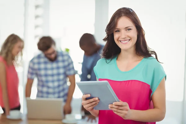 Portret van gelukkig vrouw met behulp van digitale Tablet PC — Stockfoto