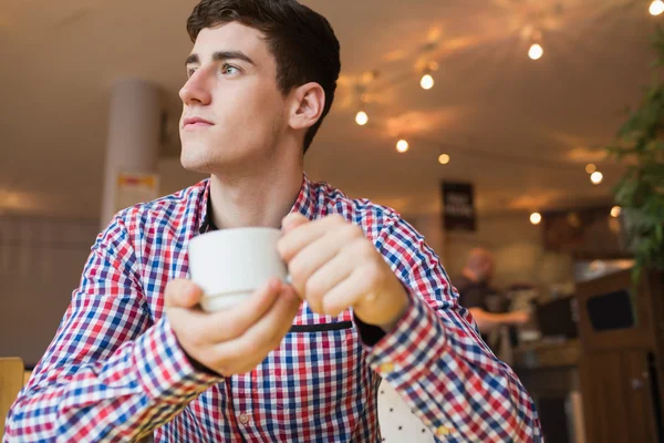 年轻男子控股咖啡杯子 — 图库照片