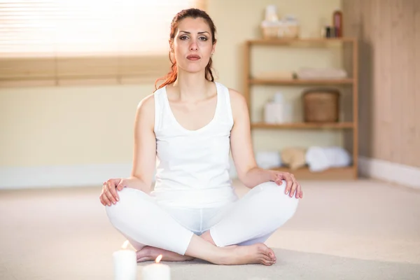 Portret kobiety medytuje na podłodze — Zdjęcie stockowe