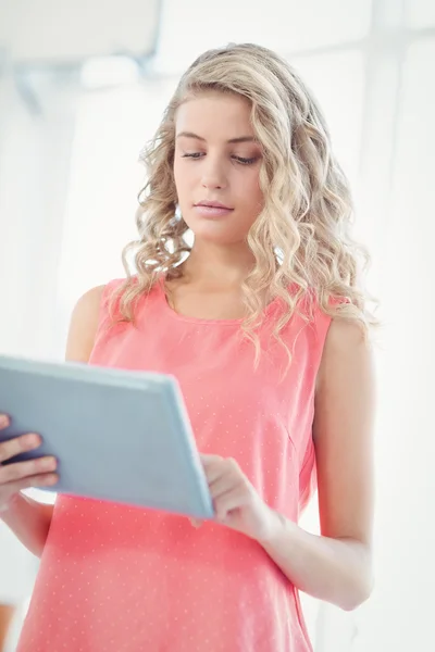 Kvinna som använder digitala tabletter — Stockfoto