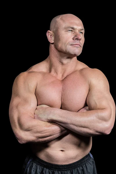 Homem apto muscular com os braços cruzados — Fotografia de Stock