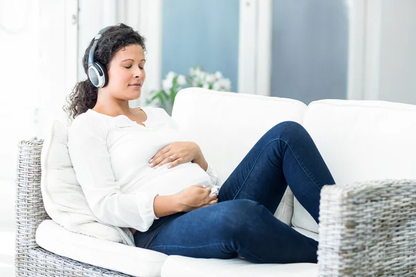 Glad kvinna lyssna på musik — Stockfoto
