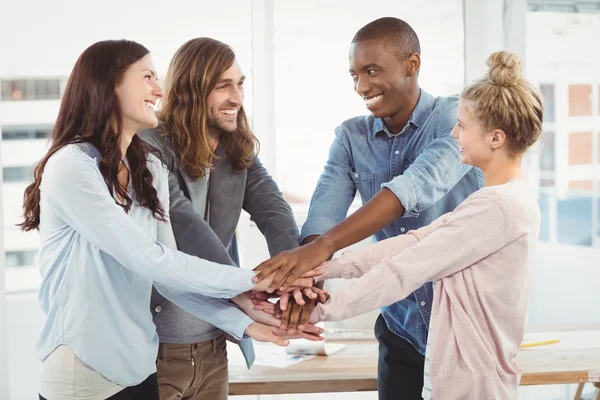 Lachende business team samenstellen van hun handen — Stockfoto