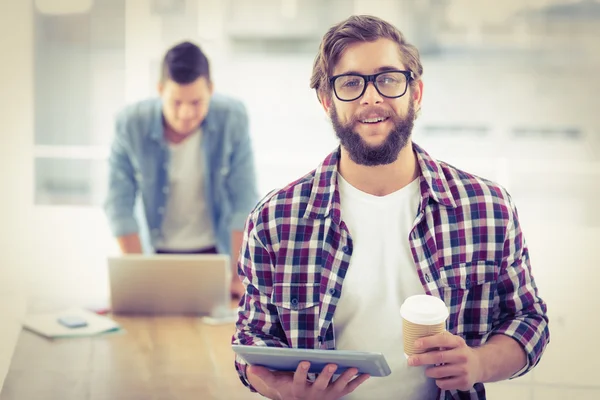 Ritratto di uomo d'affari sorridente che tiene in mano una tazza di caffè — Foto Stock