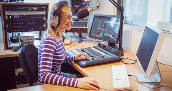 Host de rádio feminino transmitindo através de microfone — Fotografia de Stock