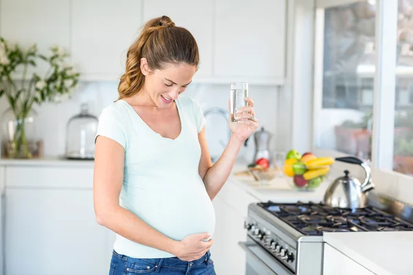 Mulher feliz segurando água — Fotografia de Stock