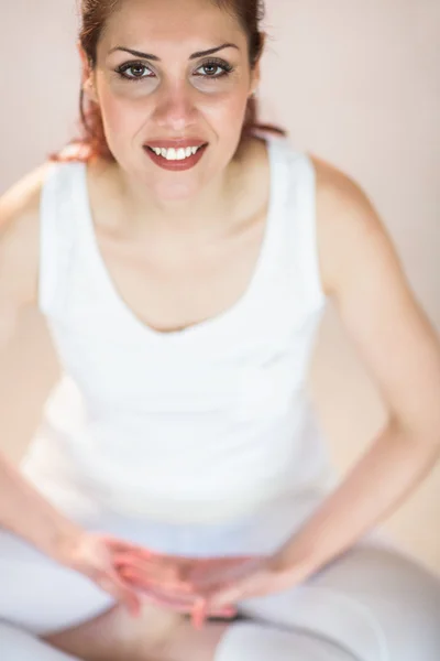 Retrato de ângulo alto de mulher sorridente em pose de ioga — Fotografia de Stock