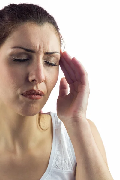 Женщина с закрытыми глазами и страдает от головной боли — стоковое фото