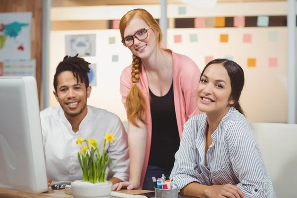 Porträt einer lächelnden Geschäftsfrau mit Kollegen — Stockfoto