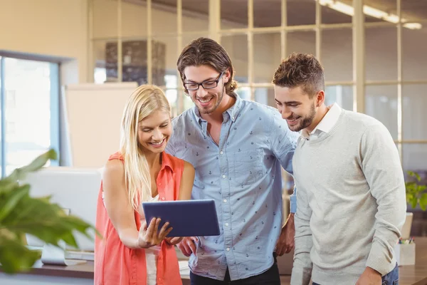 Empresaria mostrando algo a colegas masculinos en digital ta —  Fotos de Stock