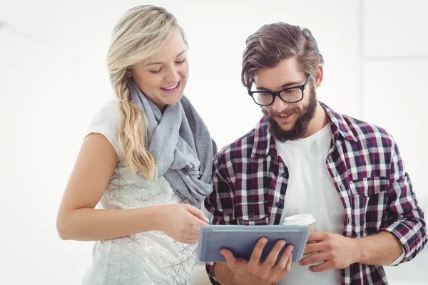 Sorrindo homem e mulher trabalhando em tablet digital — Fotografia de Stock