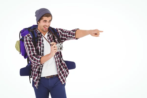 Homem feliz apontando enquanto segura a câmera — Fotografia de Stock