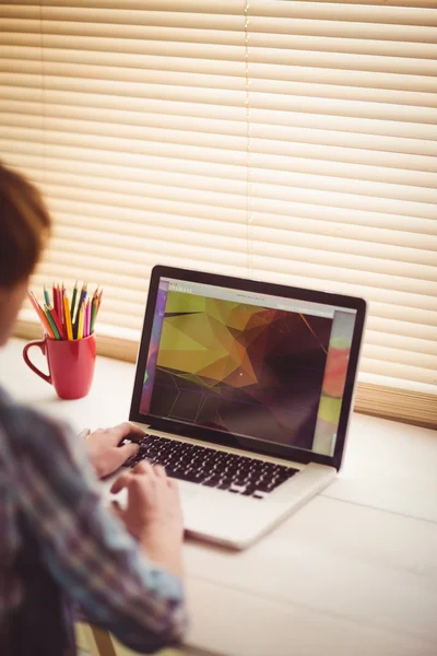 Geschäftsfrau benutzt ihren Laptop am Schreibtisch — Stockfoto