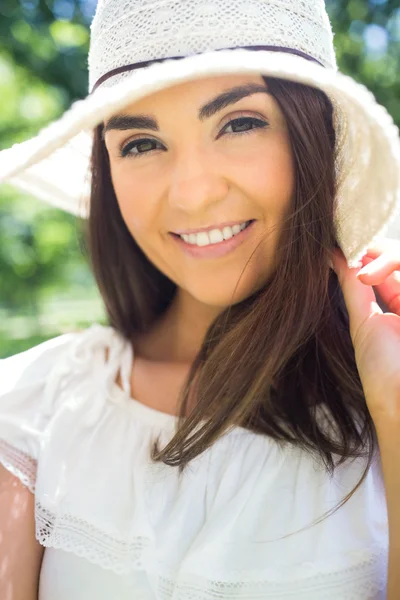 Porträt einer glücklichen Frau mit Sonnenhut — Stockfoto