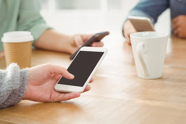 Manos recortadas usando teléfonos móviles — Foto de Stock