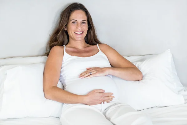 Porträt einer schwangeren Frau entspannt — Stockfoto