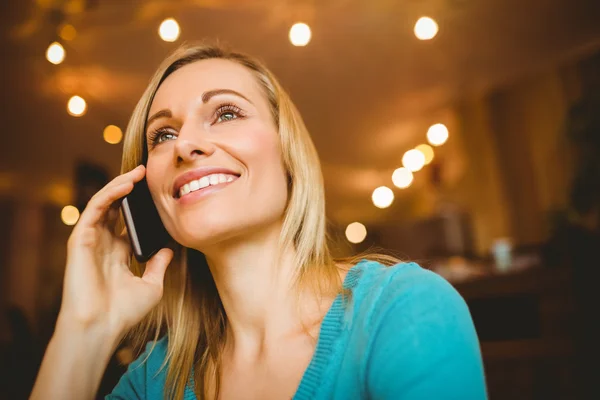 Close-up van gelukkige jonge vrouw met behulp van mobiele telefoon — Stockfoto
