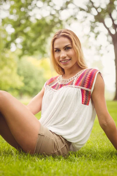 Portret piękne kobieta siedzi na trawie — Zdjęcie stockowe