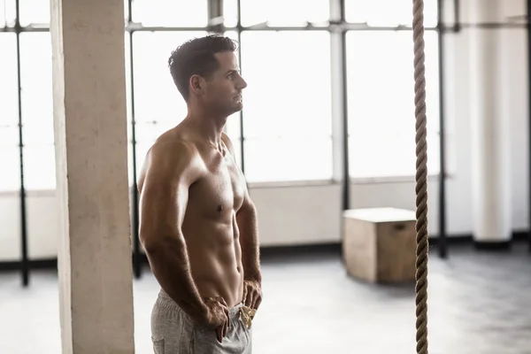 Gespierde shirtless man poseren in crossfit fitnessruimte — Stockfoto