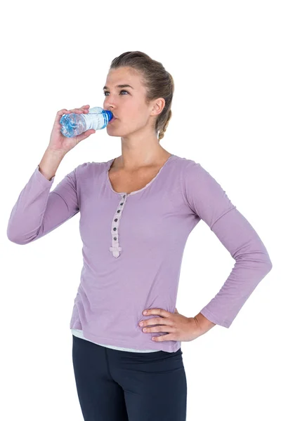 年轻美丽的女人喝水 — 图库照片