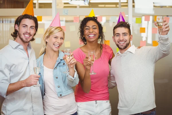 Kolegové drží šampaňské flétna v oslava narozenin — Stock fotografie
