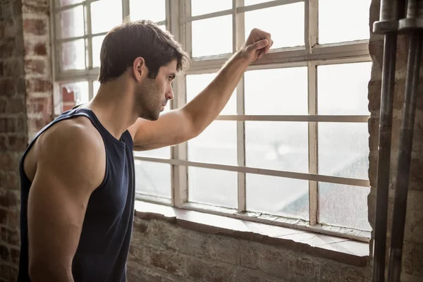 Mann schaut aus Fenster — Stockfoto