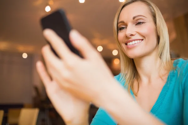 Mujer joven feliz usando el teléfono móvil — Foto de Stock