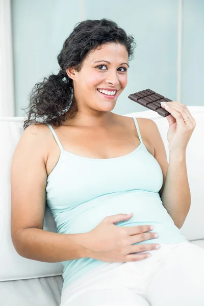 Portret van gelukkig vrouw met chocolade bar — Stockfoto