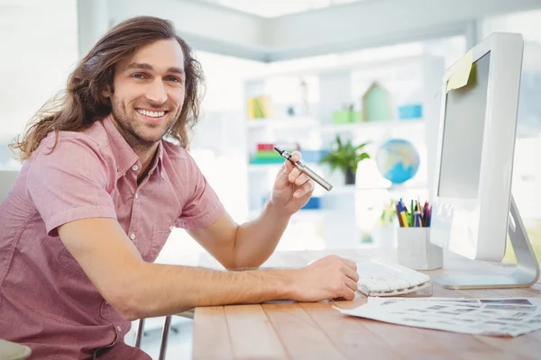 Portret szczęśliwy hipster holding elektroniczny papieros — Zdjęcie stockowe