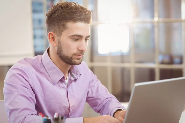 Homme d'affaires sérieux travaillant sur ordinateur portable — Photo