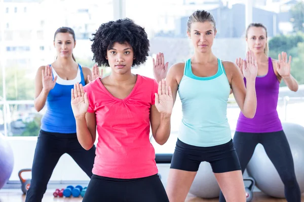 Mulheres exercitando com formador — Fotografia de Stock