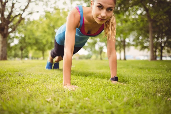 Retrato de mujer confiada haciendo ejercicio sobre hierba — Foto de Stock