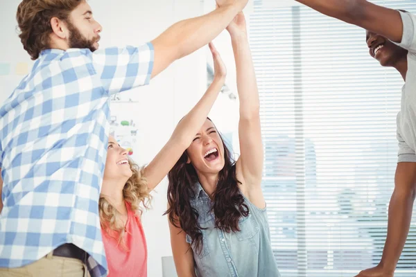 Glimlachende zakenmensen geven hoge vijf aan balie — Stockfoto