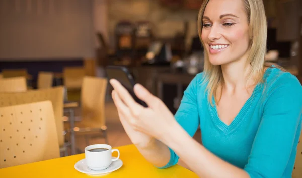 Mujer joven feliz usando el teléfono móvil — Foto de Stock