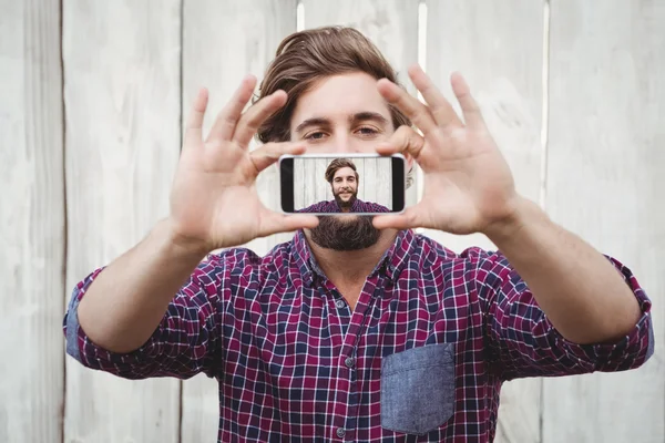 Hipster zelfportret overneemt smartphone — Stockfoto