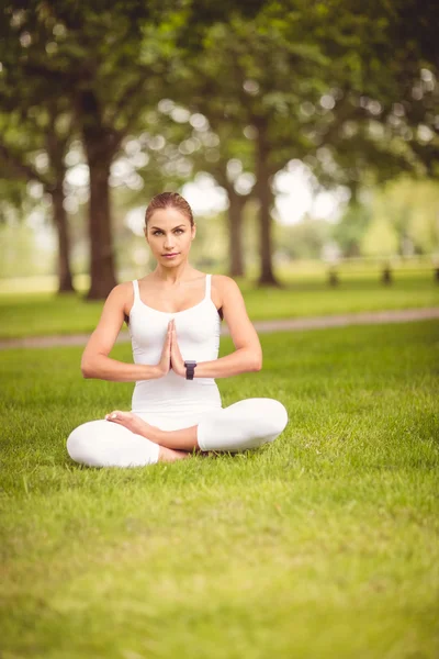 Portrait complet de la femme assise dans la pose du lotus — Photo