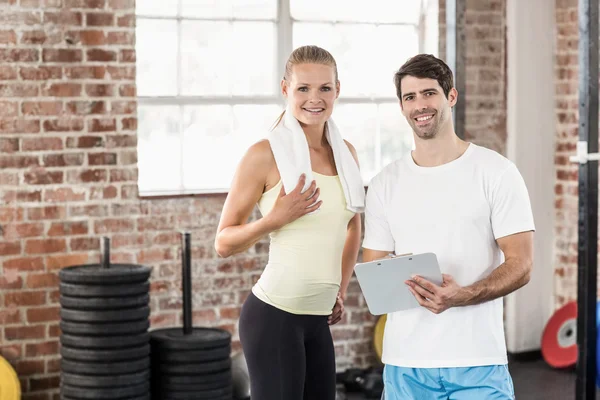 Sportieve vrouw kijken haar resultaten op Klembord — Stockfoto