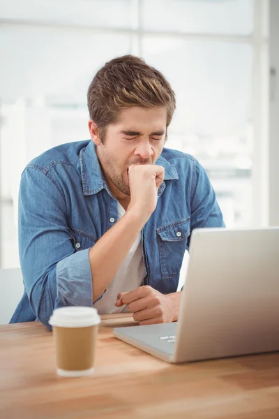 Affärsman gäspningar när du sitter vid skrivbordet — Stockfoto