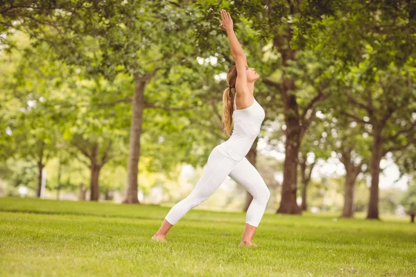 Longitud completa de la mujer haciendo ejercicio con las manos levantadas — Foto de Stock