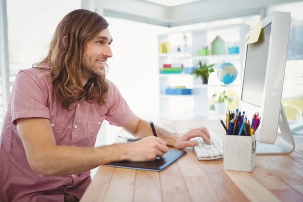 Hipster lavora su tablet grafico e computer — Foto Stock