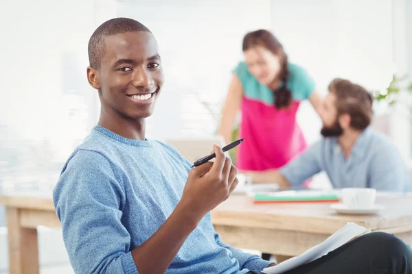 Porträt eines lächelnden Mannes mit Stift — Stockfoto