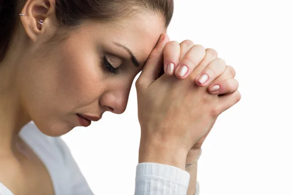 Friedliche Frau betet mit geschlossenen Händen und geschlossenen Augen — Stockfoto