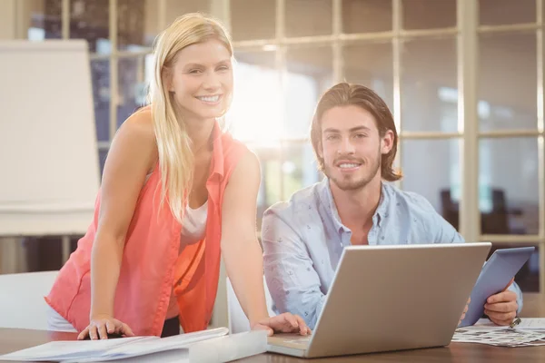 Gente de negocios feliz usando tecnologías — Foto de Stock