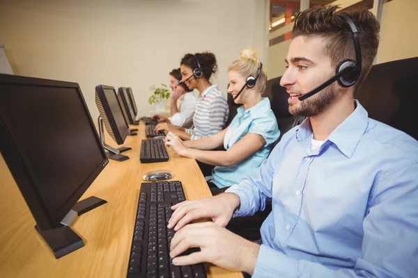 Dirigenti che lavorano nel call center — Foto Stock