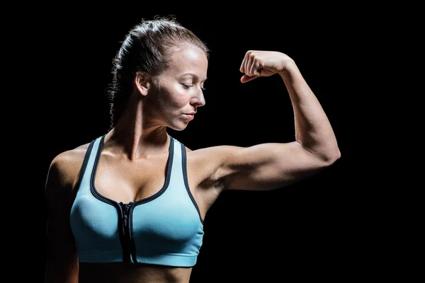 Fit vrouw buigen spieren — Stockfoto