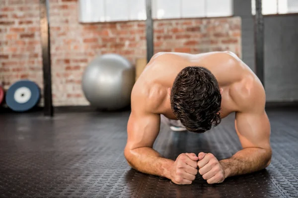 Shirtless man doet push ups — Stockfoto