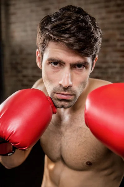 Homme sans chemise portant des gants de boxe — Photo