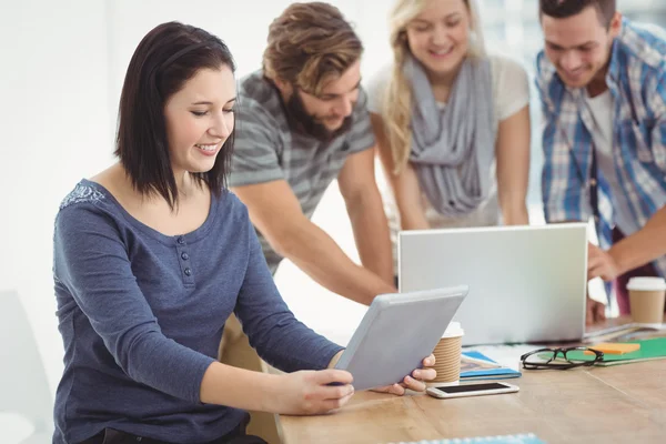 Uśmiechnięta kobieta trzymając tabletkę — Zdjęcie stockowe