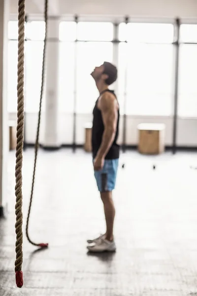 Jonge bodybuilder kijken naar de touwen — Stockfoto