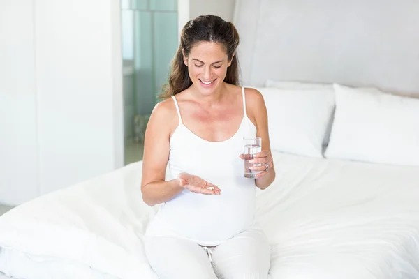 Mulher feliz tomando antibióticos — Fotografia de Stock